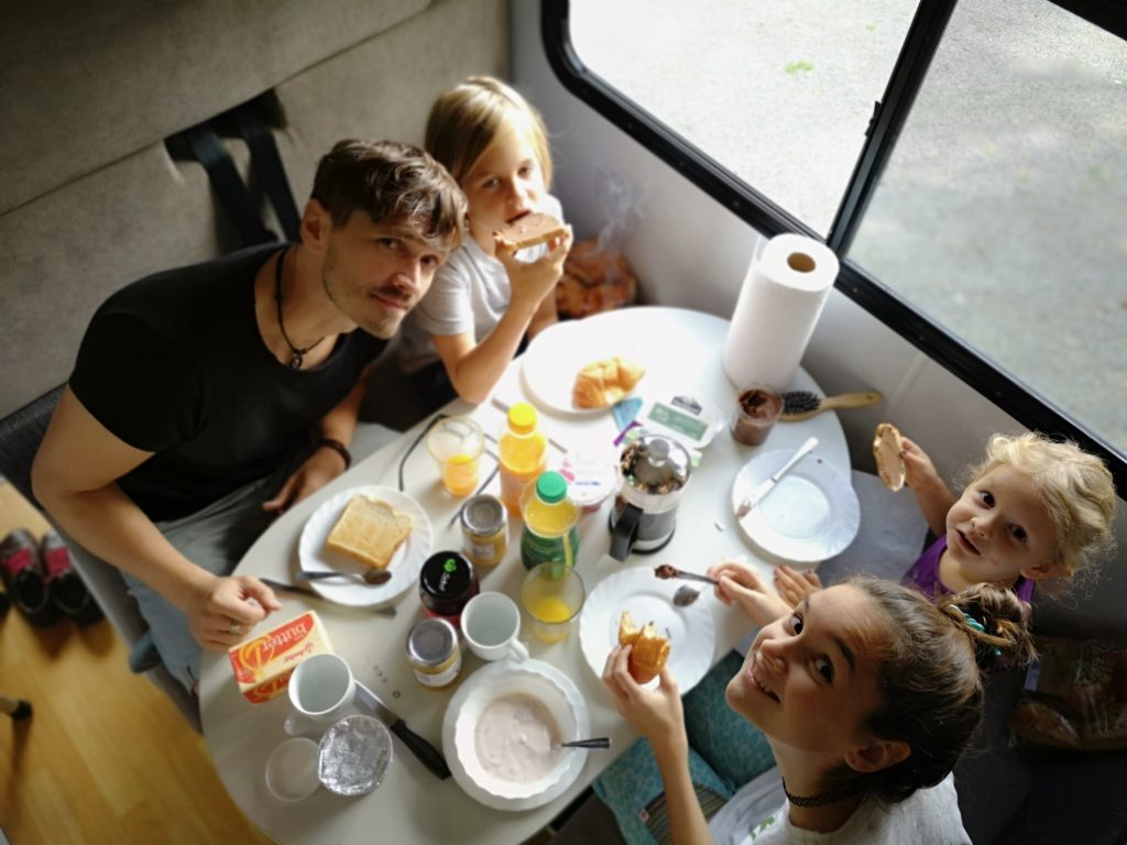 Frühstück im Campervan