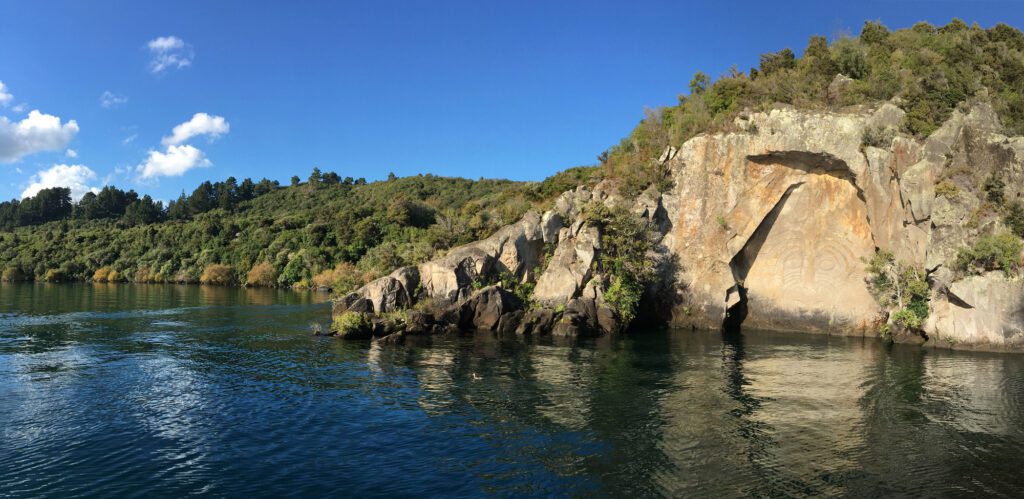 Lake Taupo mit Kindern Mine Bay Carvings